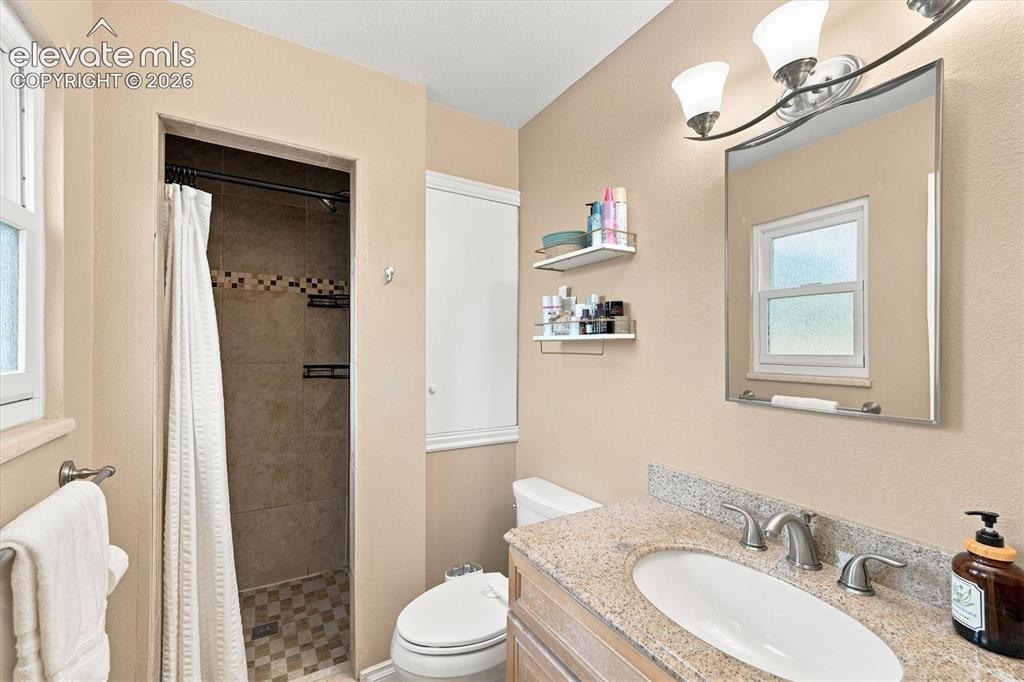 Image 19 of 48: Bathroom