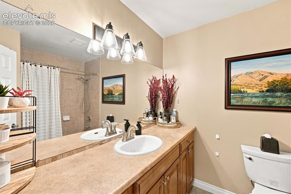 Image 22 of 48: Bathroom