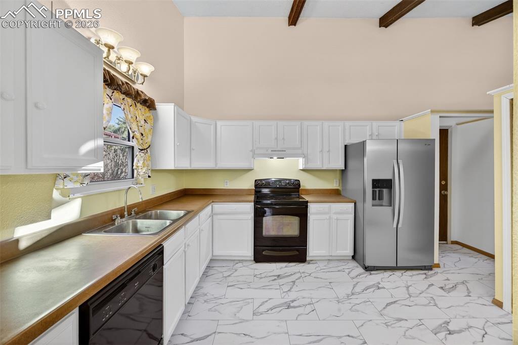 Image 14 of 44: Kitchen