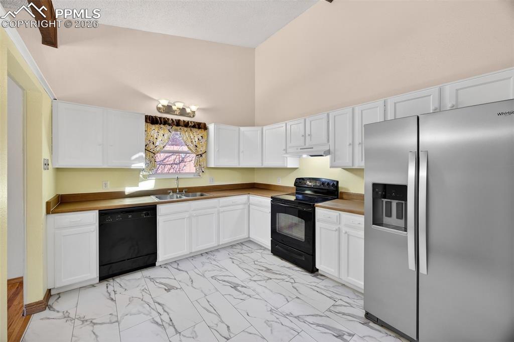 Image 15 of 44: Kitchen