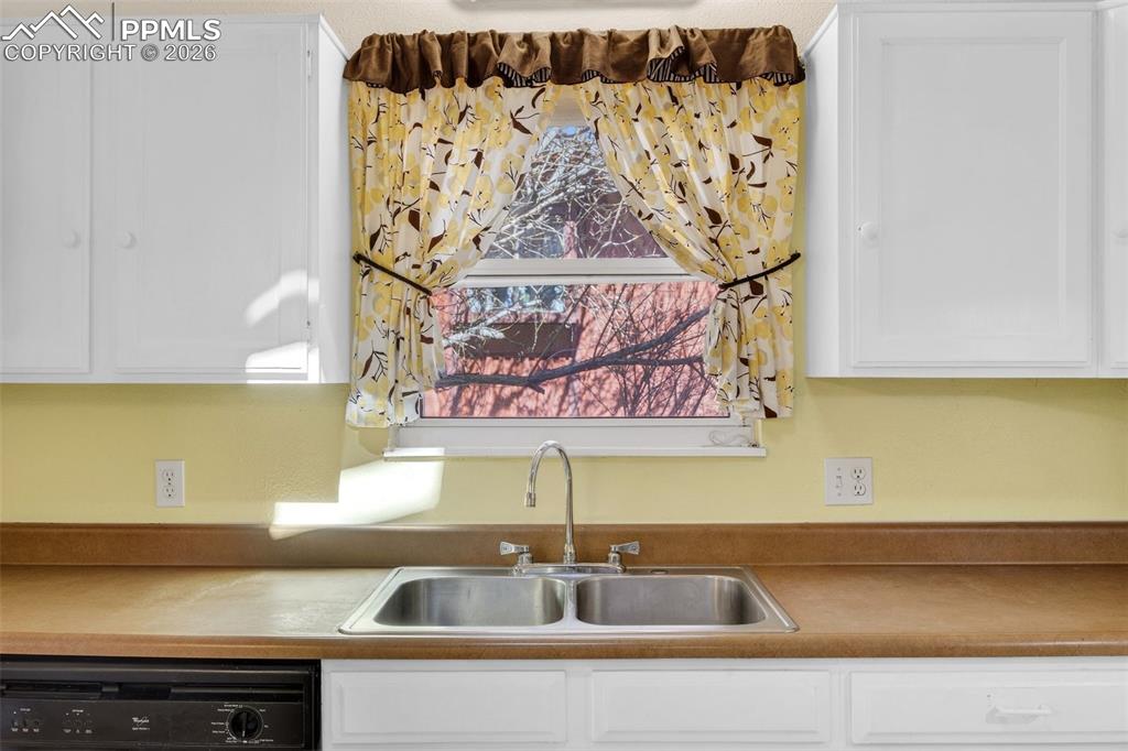 Image 16 of 44: Kitchen