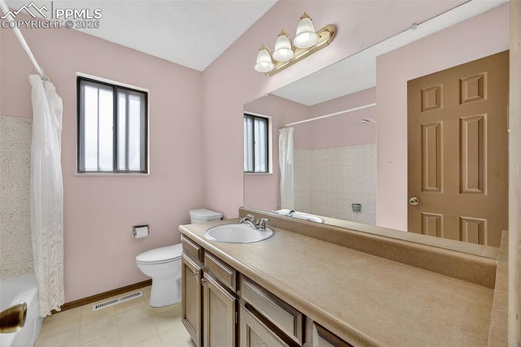 Image 21 of 44: Bathroom