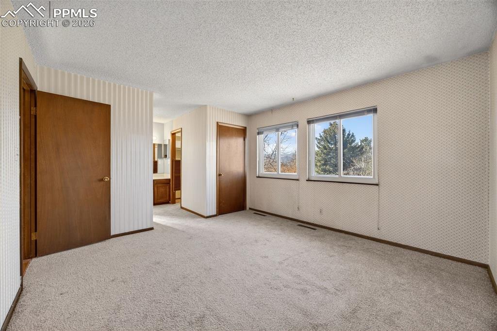 Image 23 of 44: Bedroom