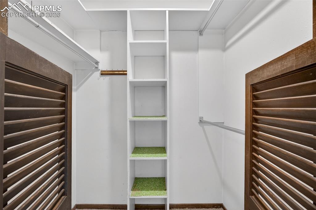 Image 27 of 44: Closet