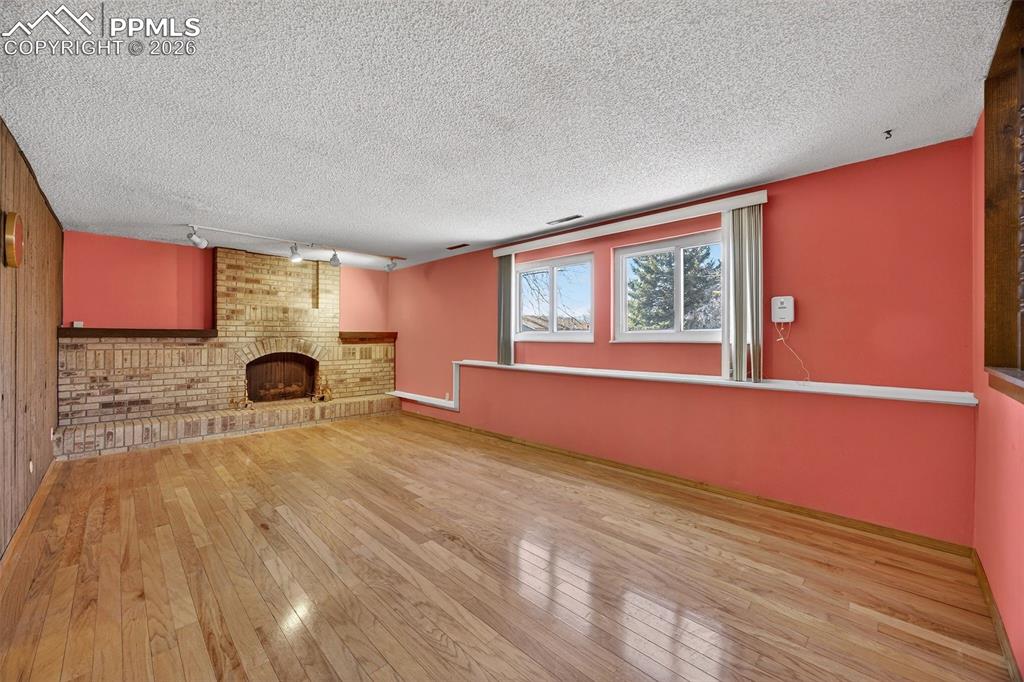 Image 28 of 44: Living Room