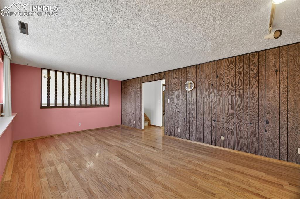 Image 29 of 44: Living Room