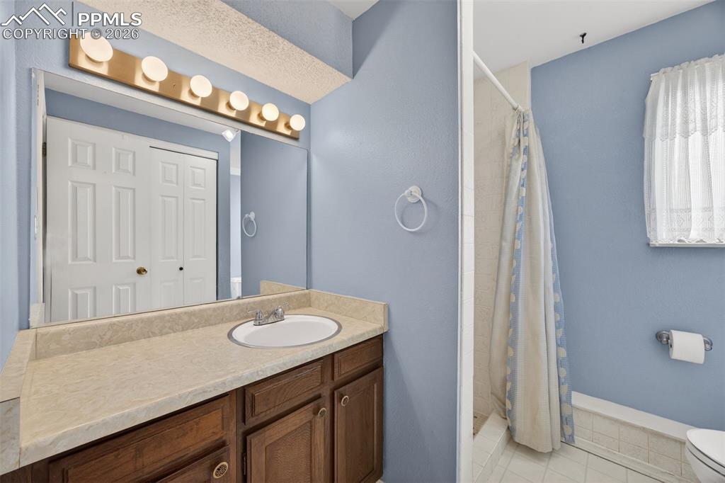 Image 35 of 44: Bathroom