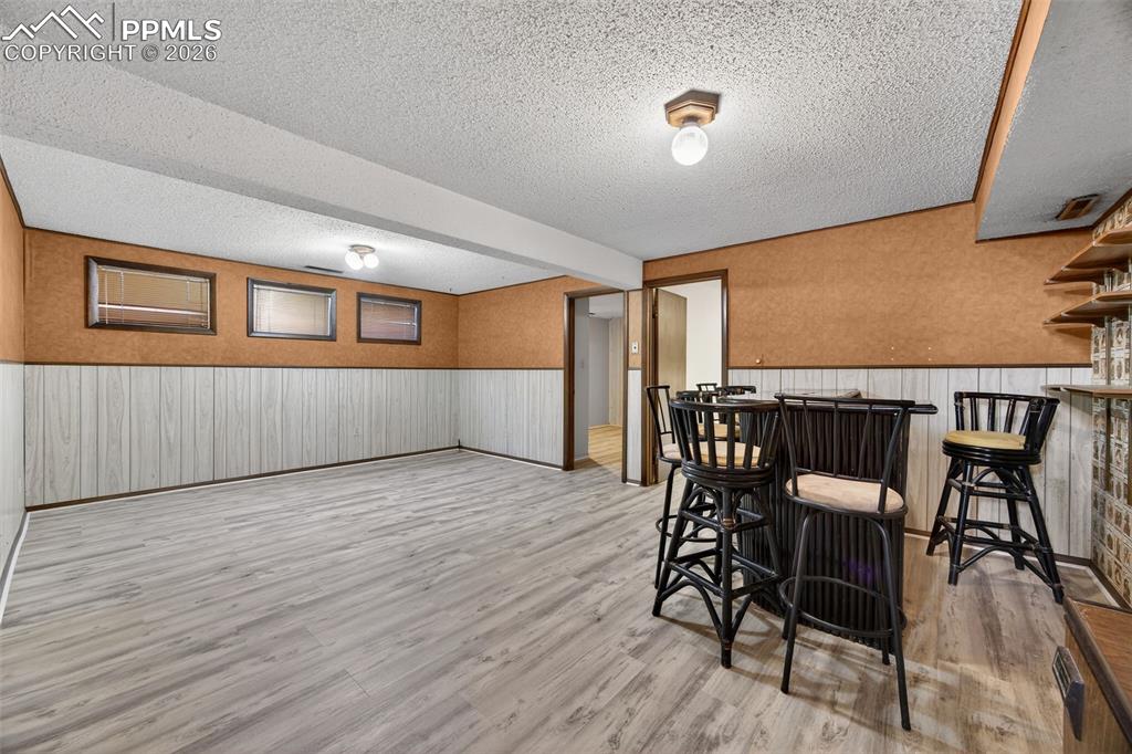 Image 36 of 44: Dining Area