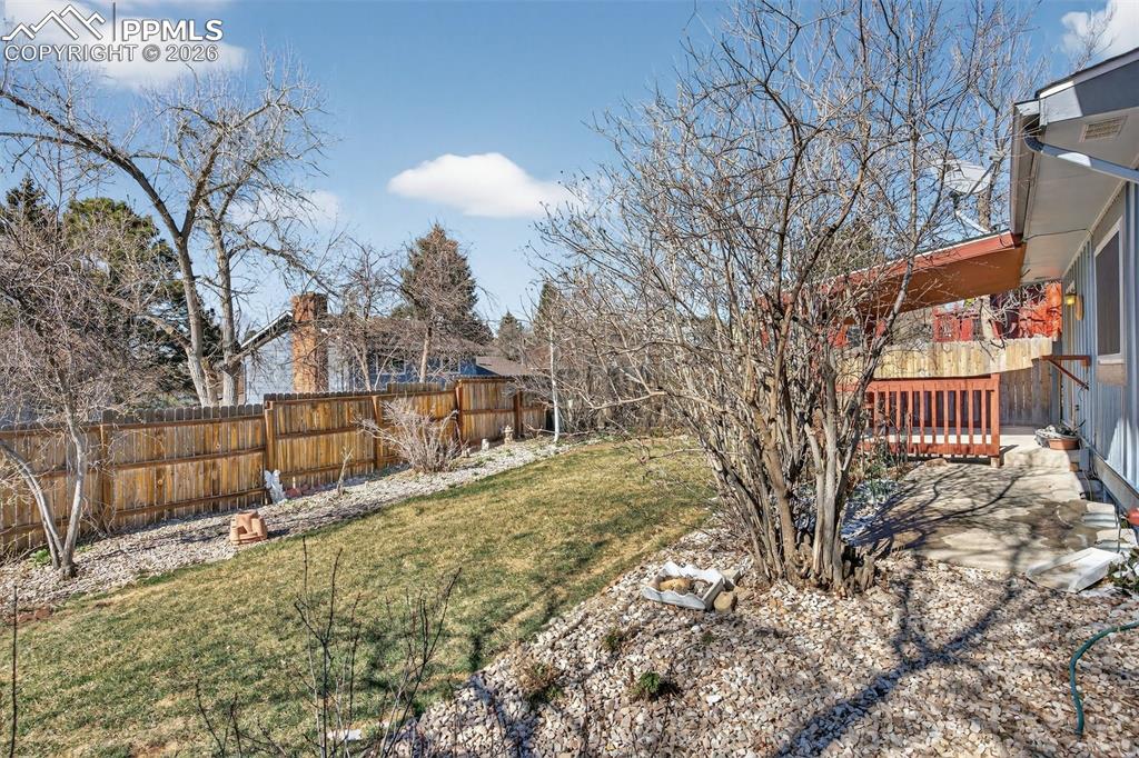 Image 43 of 44: Yard