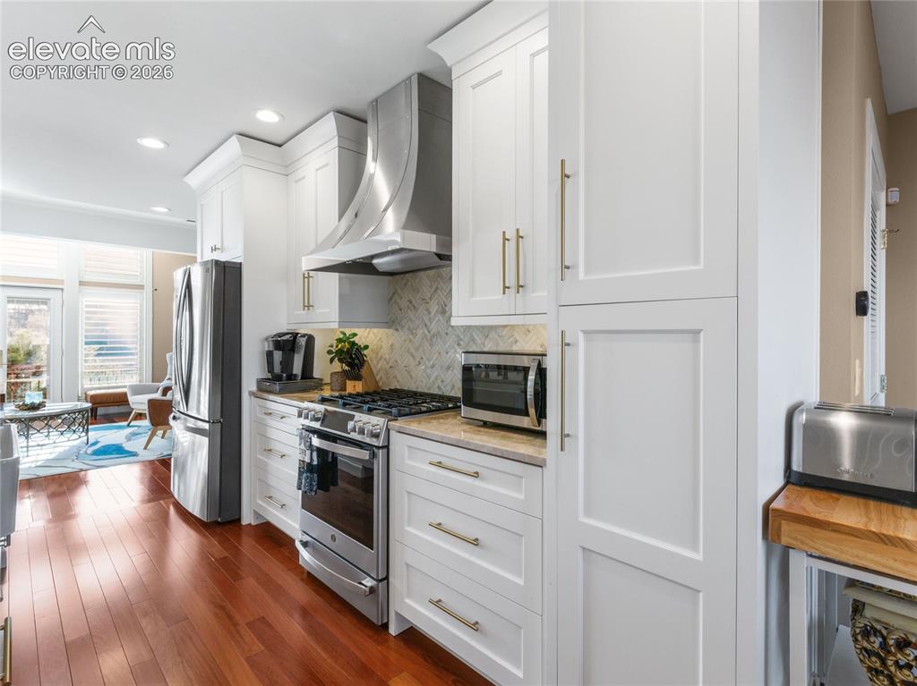 Image 9 of 33: Updated ensuite w/tile wall and floor, double sinks w/granite countertops,