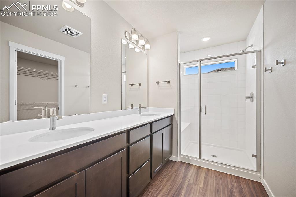Image 15 of 23: Bathroom