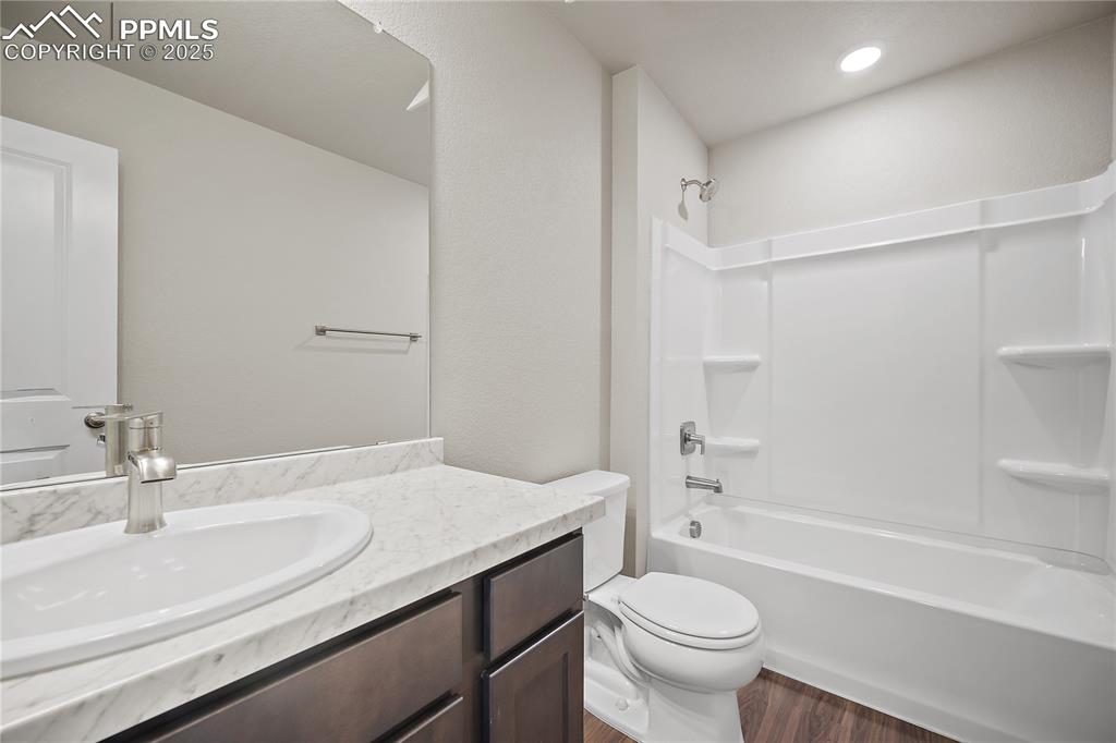 Image 20 of 23: Bathroom