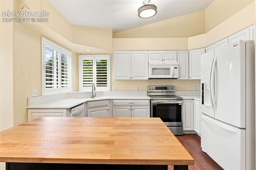 Image 11 of 36: Kitchen