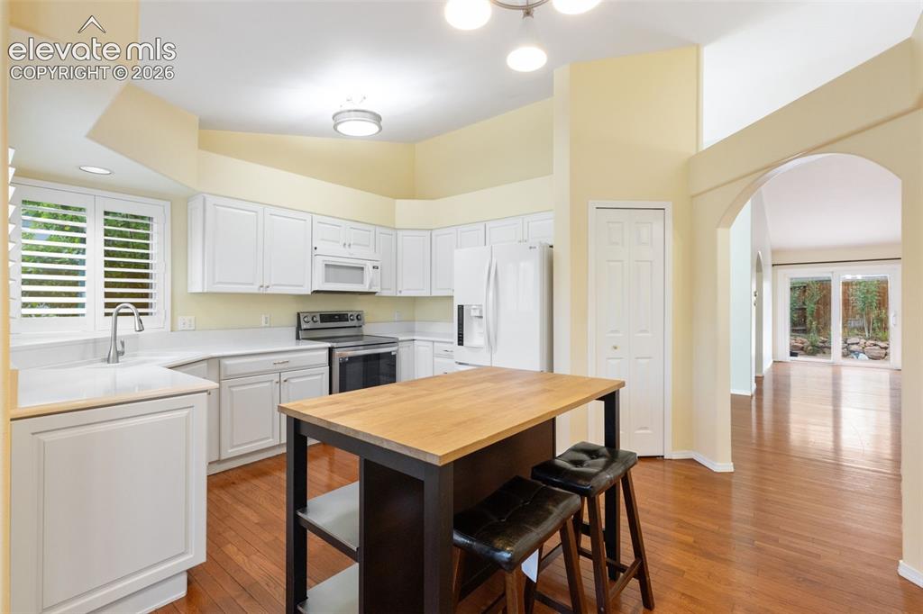 Image 12 of 36: Kitchen