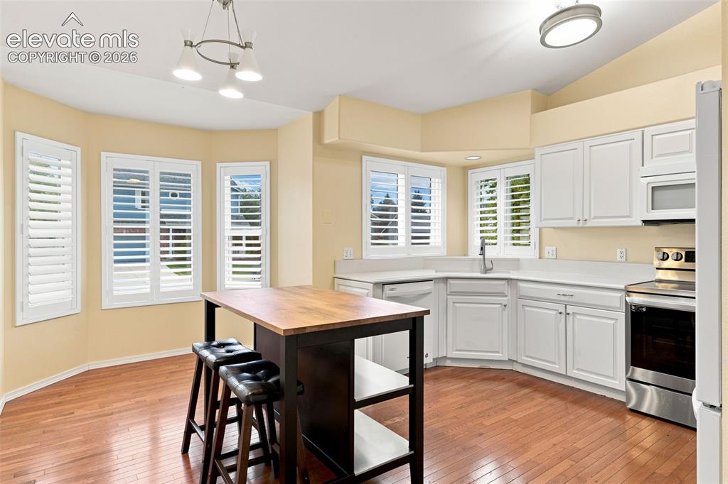 Image 13 of 36: Kitchen