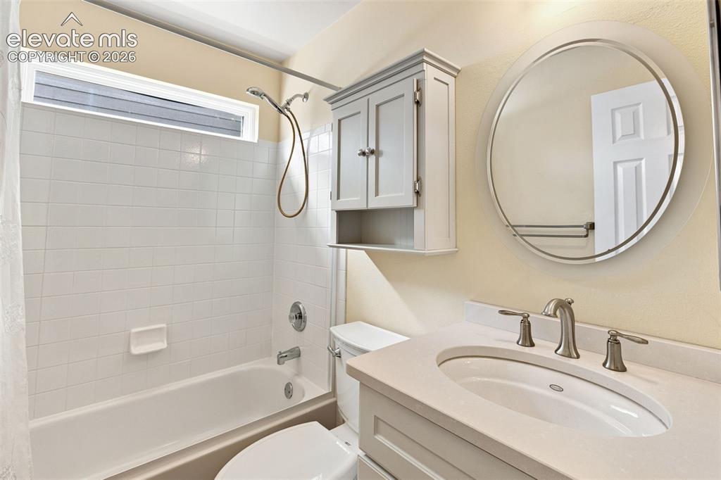 Image 17 of 36: Bathroom