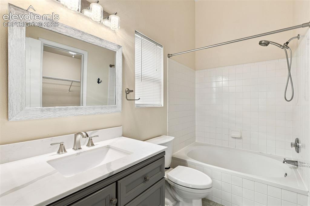 Image 21 of 36: Bathroom