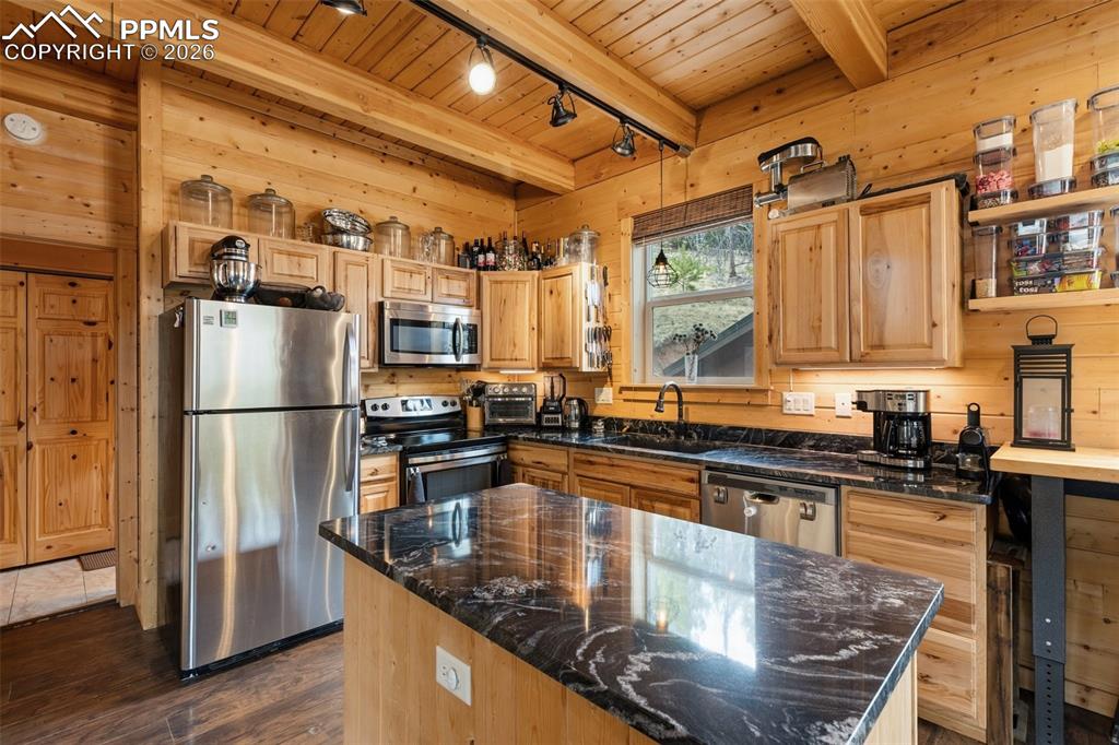 Image 10 of 50: Kitchen