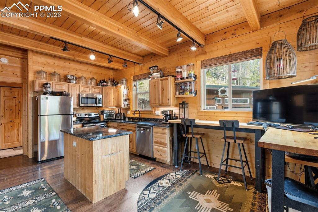 Image 12 of 50: Kitchen