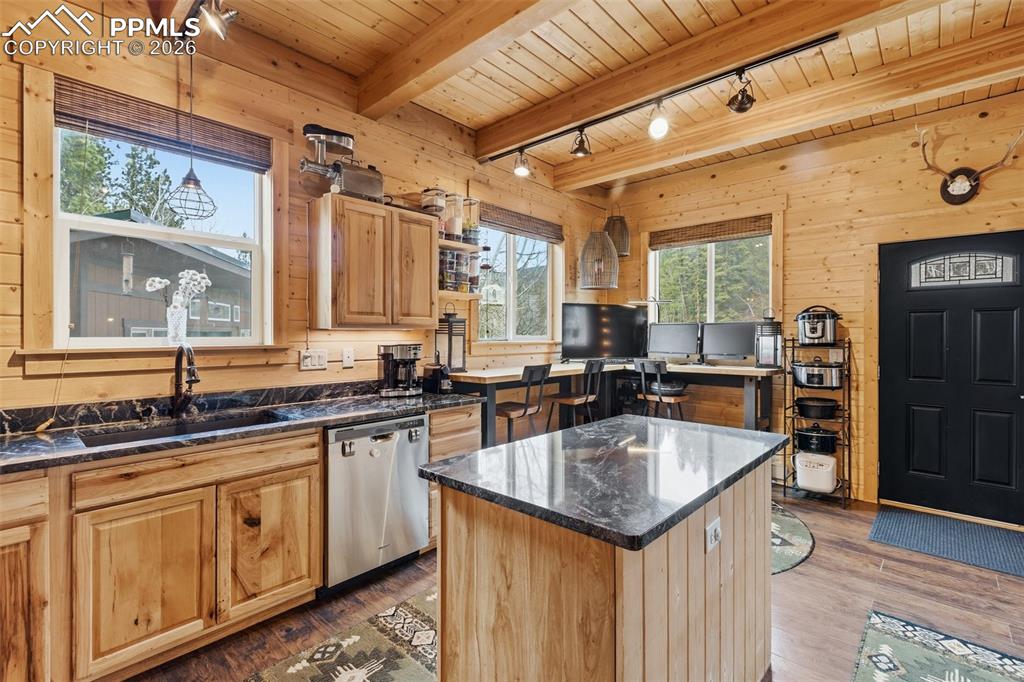 Image 13 of 50: Kitchen