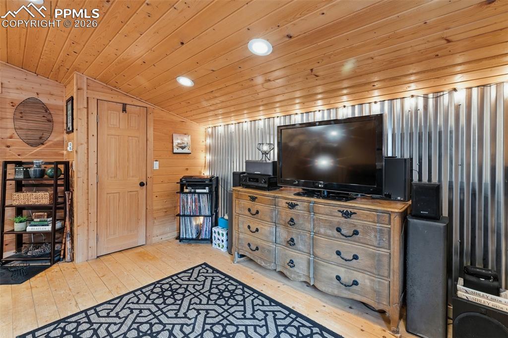 Image 17 of 50: Loft