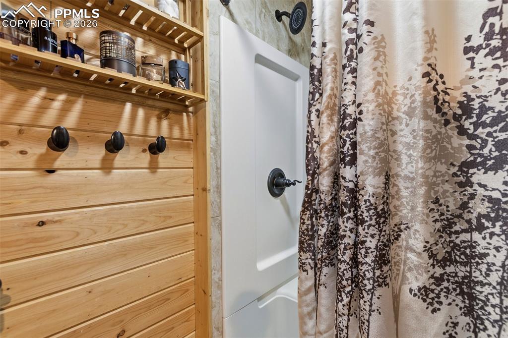 Image 21 of 50: Bathroom