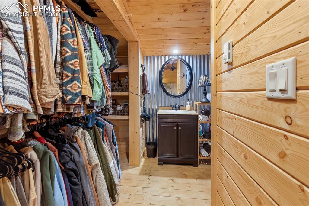 Image 22 of 50: Bathroom