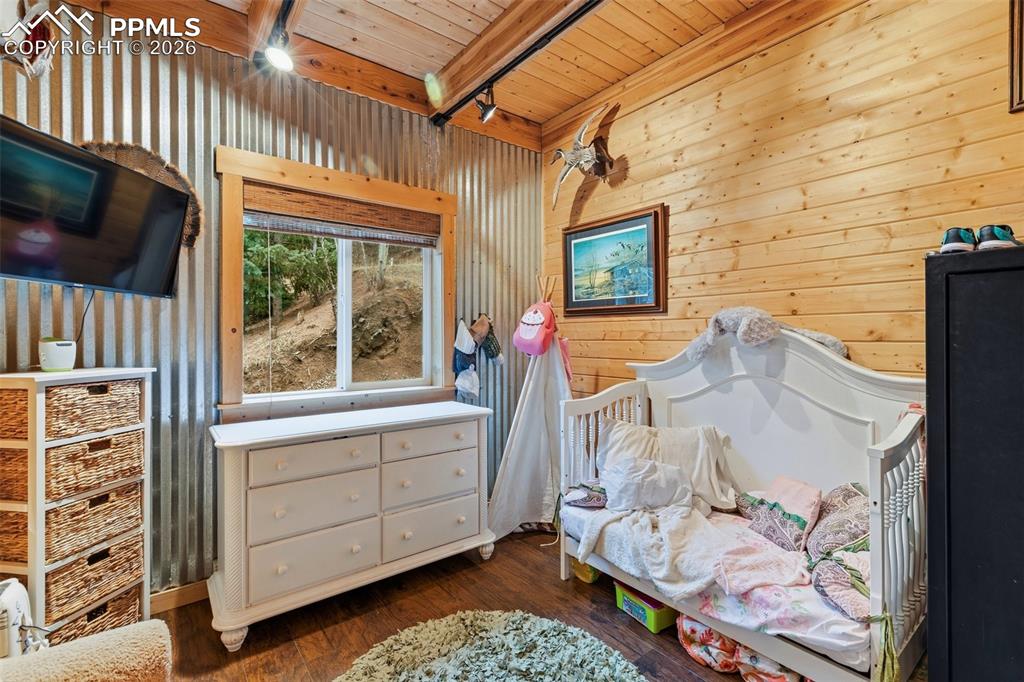 Image 23 of 50: Closet