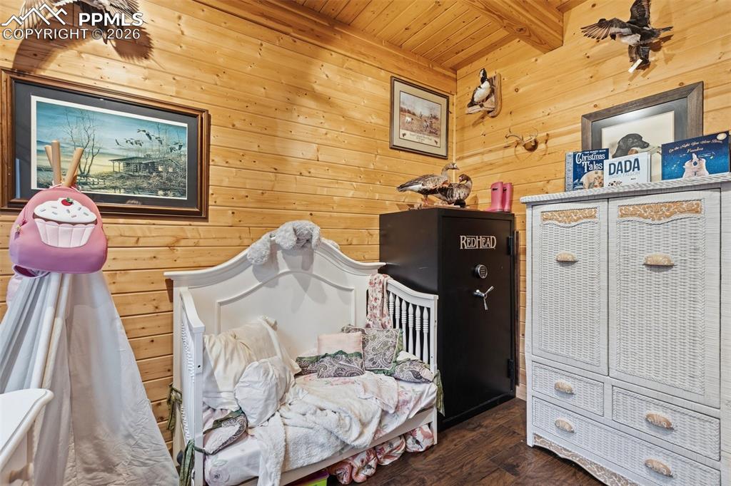 Image 24 of 50: Bedroom