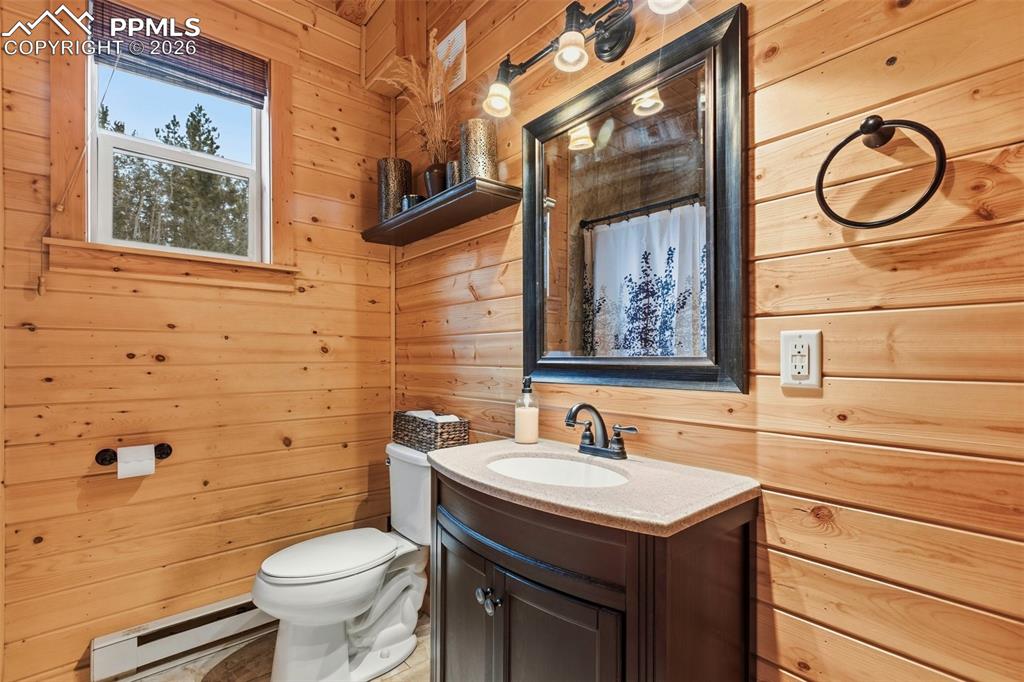 Image 25 of 50: Bedroom