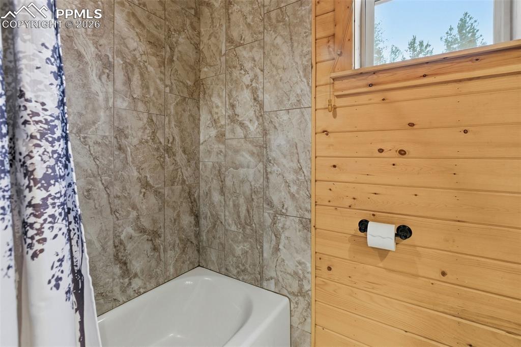 Image 26 of 50: Bathroom