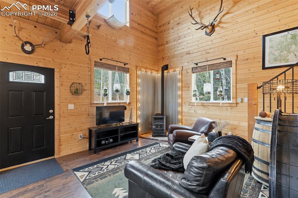 Image 4 of 50: Living Room