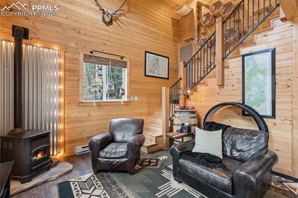 Image 5 of 50: Living Room