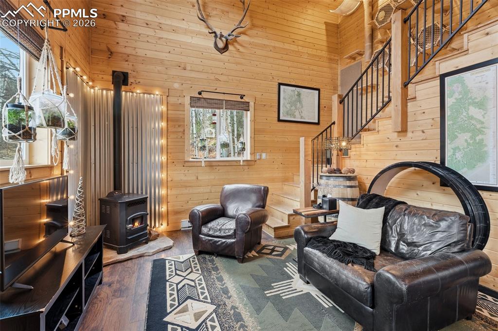 Image 7 of 50: Living Room