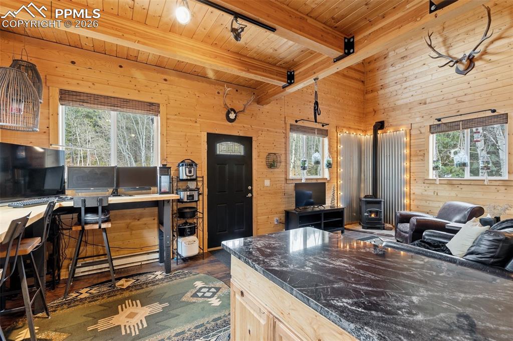 Image 8 of 50: Living Room