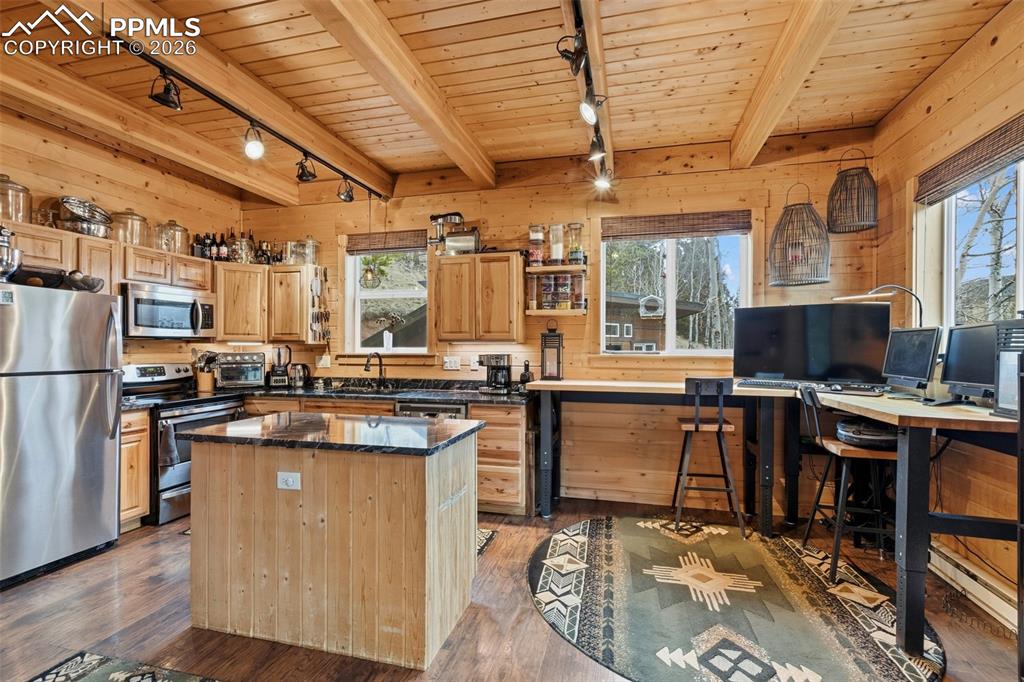 Image 9 of 50: Kitchen