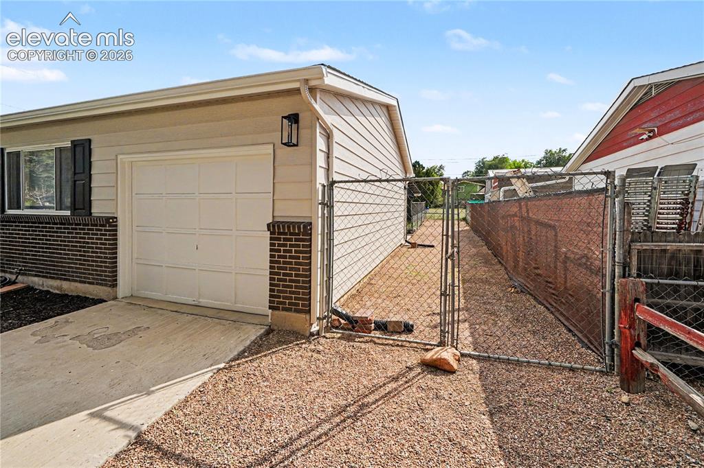 Image 16 of 22: Side yard great for additional toy parking/dog run.