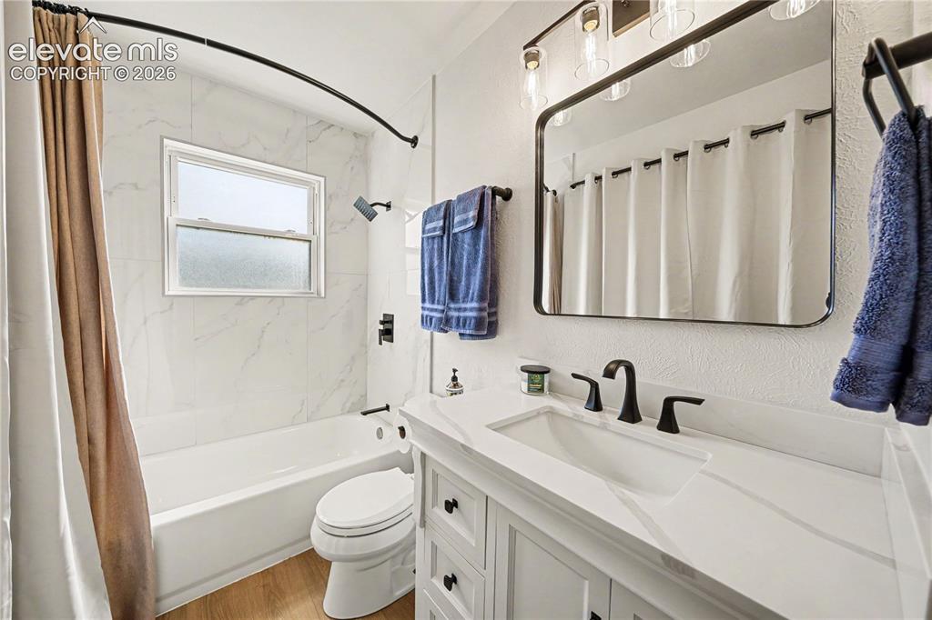 Image 8 of 18: Brand new Tub/shower, large format marlbe look tile, matte black fixtures,