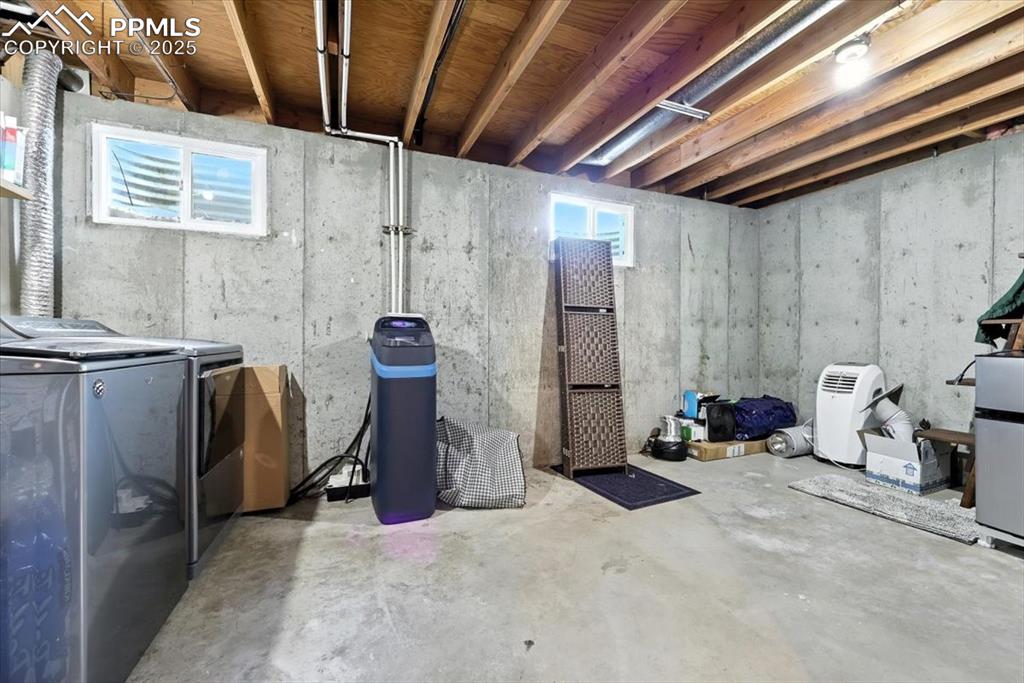 Image 34 of 43: Room for storage in the large Utility Room