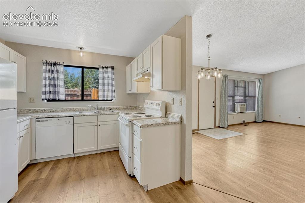 Image 14 of 36: Kitchen