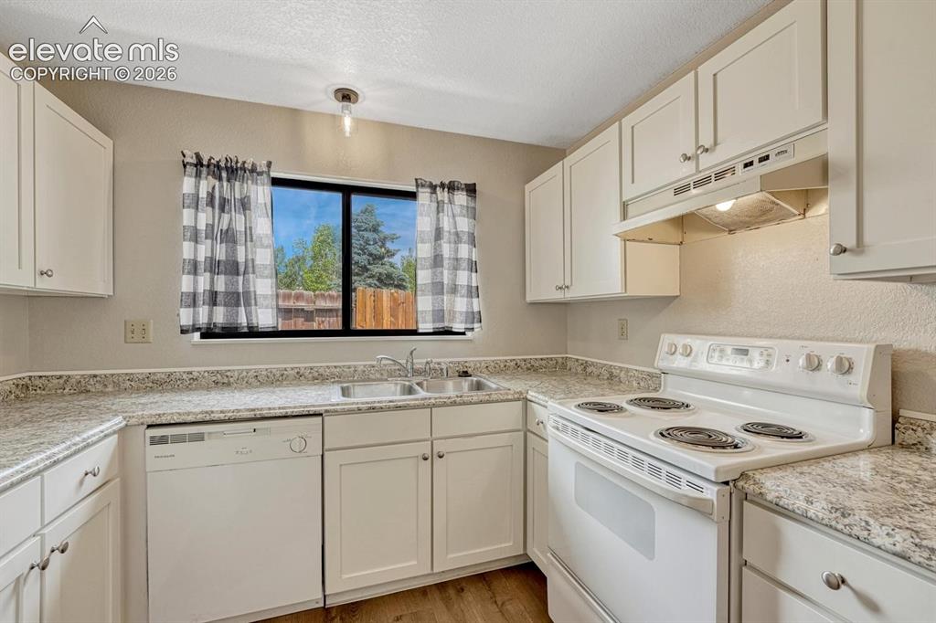 Image 15 of 36: Kitchen