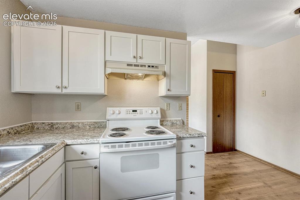 Image 16 of 36: Kitchen