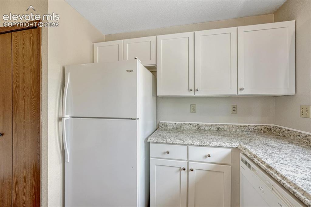 Image 17 of 36: Kitchen