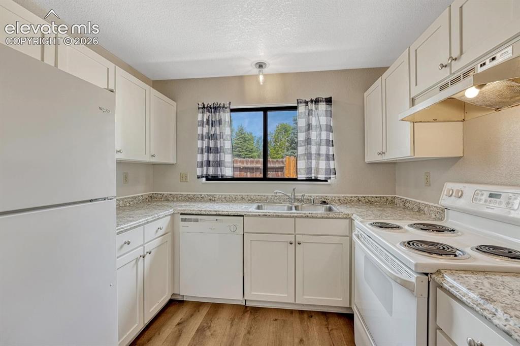 Image 18 of 36: Kitchen