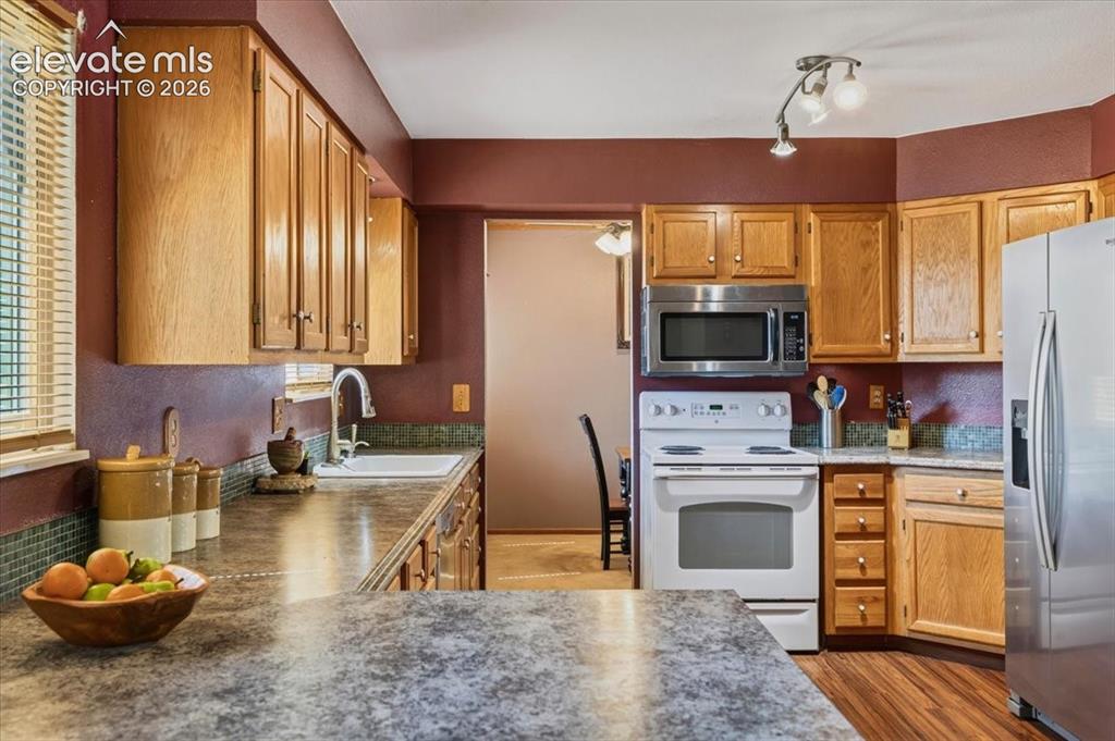 Image 15 of 49: Kitchen