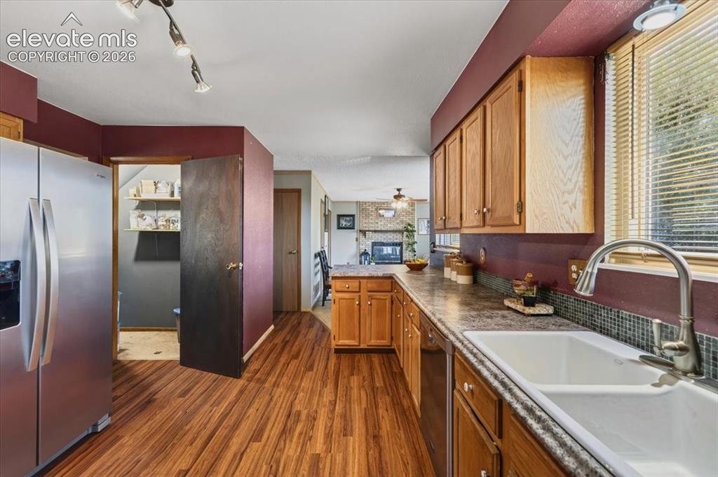 Image 18 of 49: Kitchen