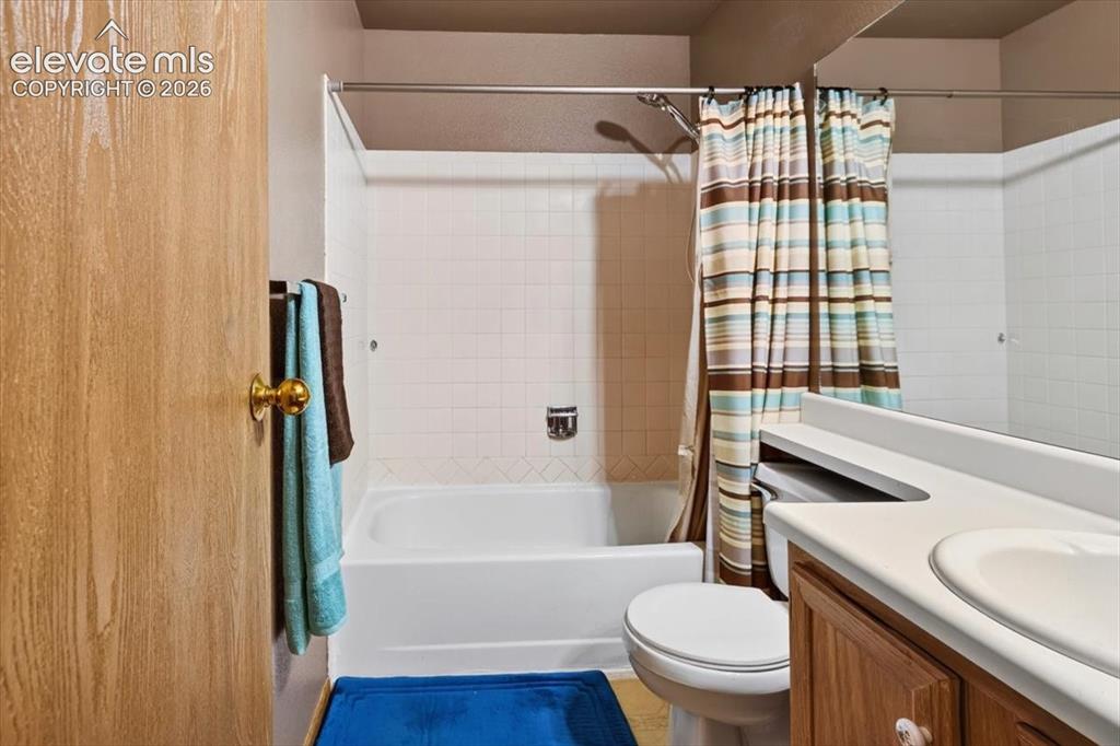Image 32 of 49: Bathroom