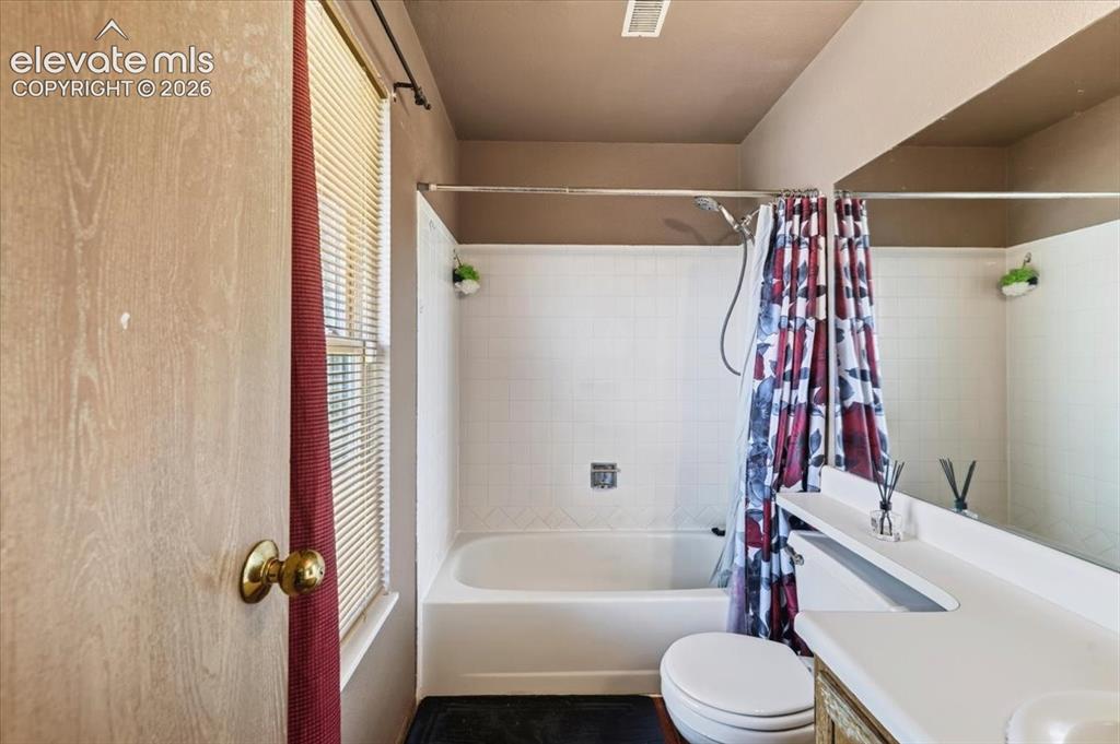 Image 35 of 49: Bathroom