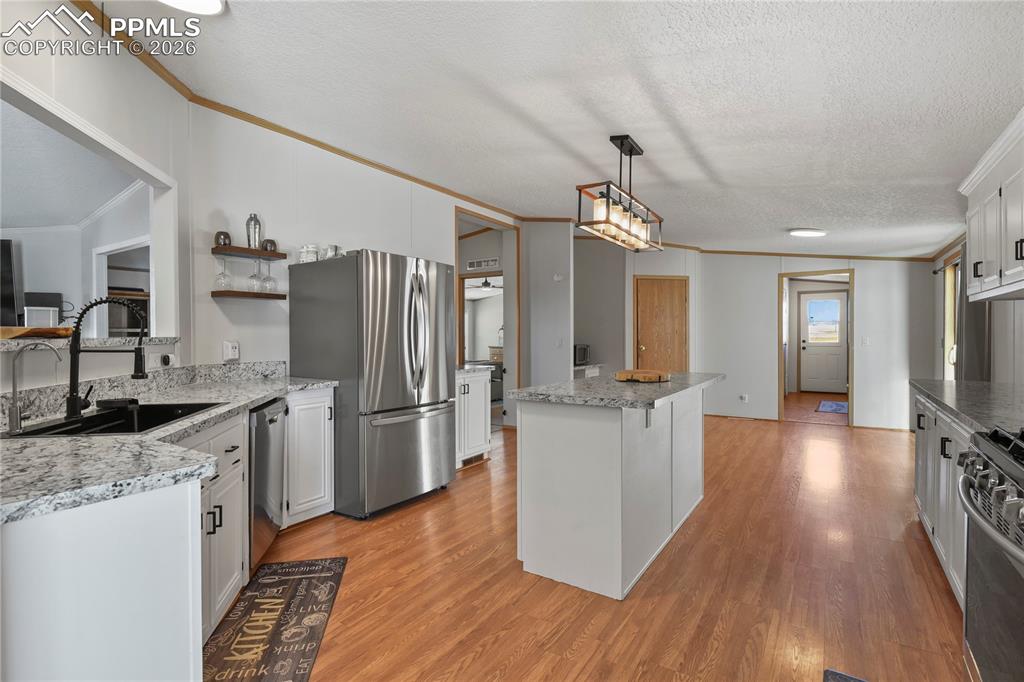 Image 13 of 50: Kitchen