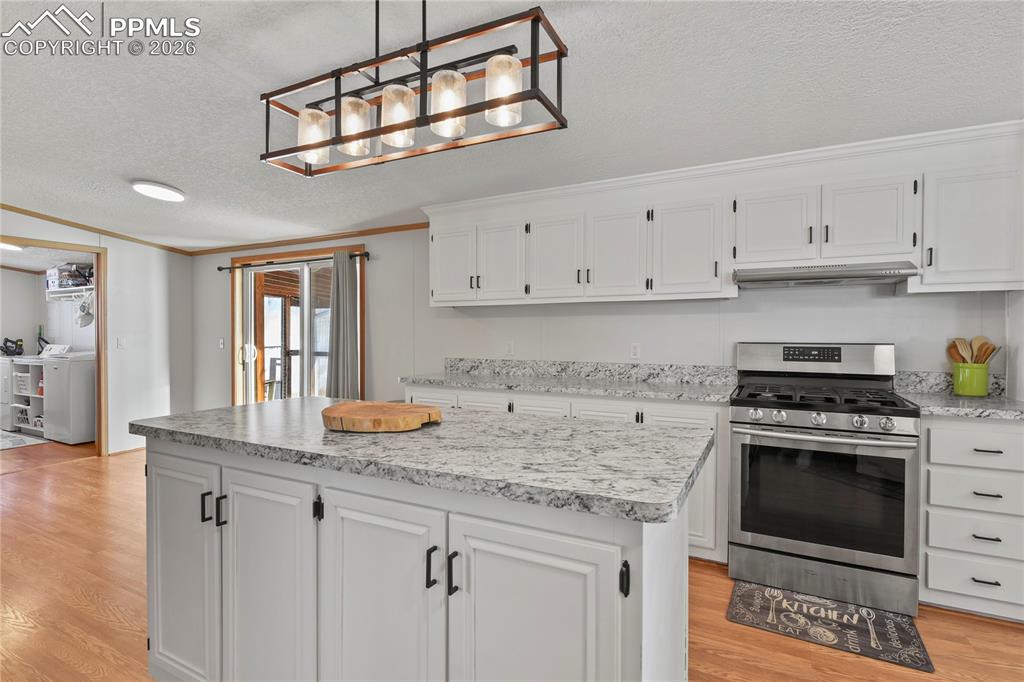 Image 14 of 50: Kitchen